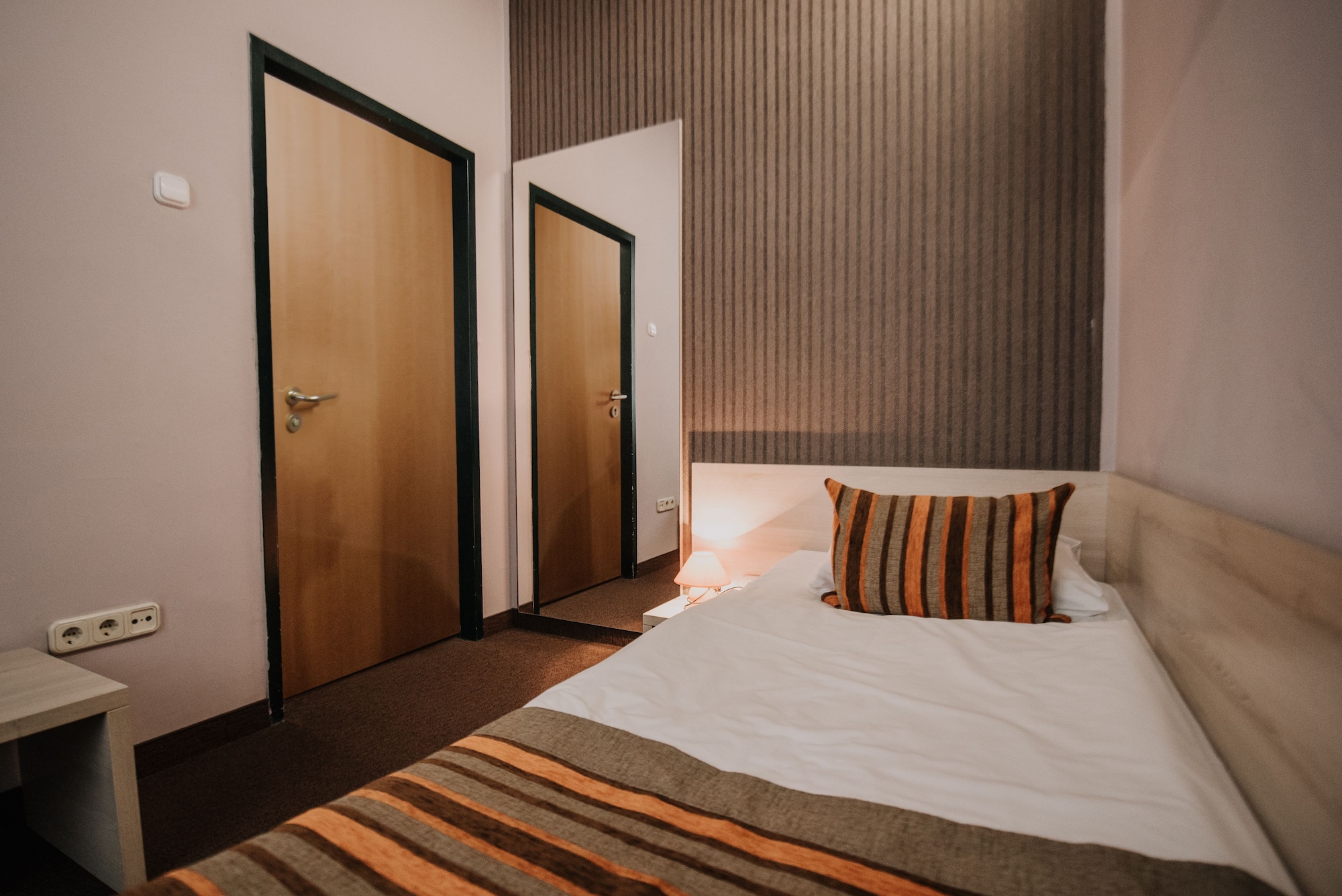 ROOM, SINGLE
