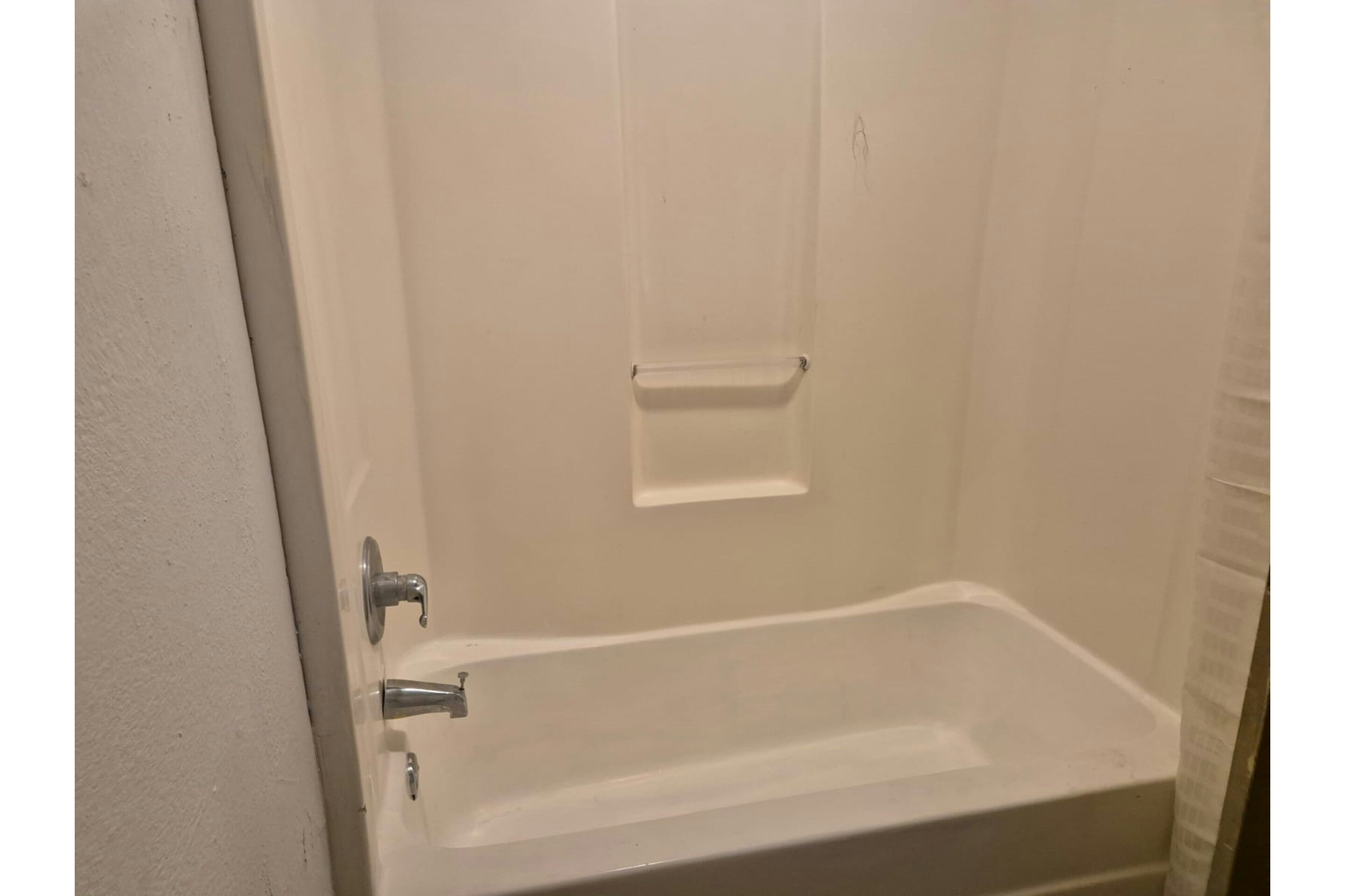 غرفة بسرير كينج لغير المدخنين، Woodbridge Inn By OYO Rome 5/5
