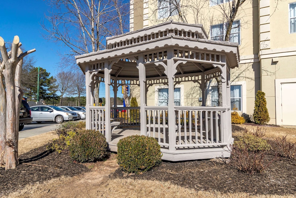 Comfort Inn & Suites Near Six Flags GA 4/38