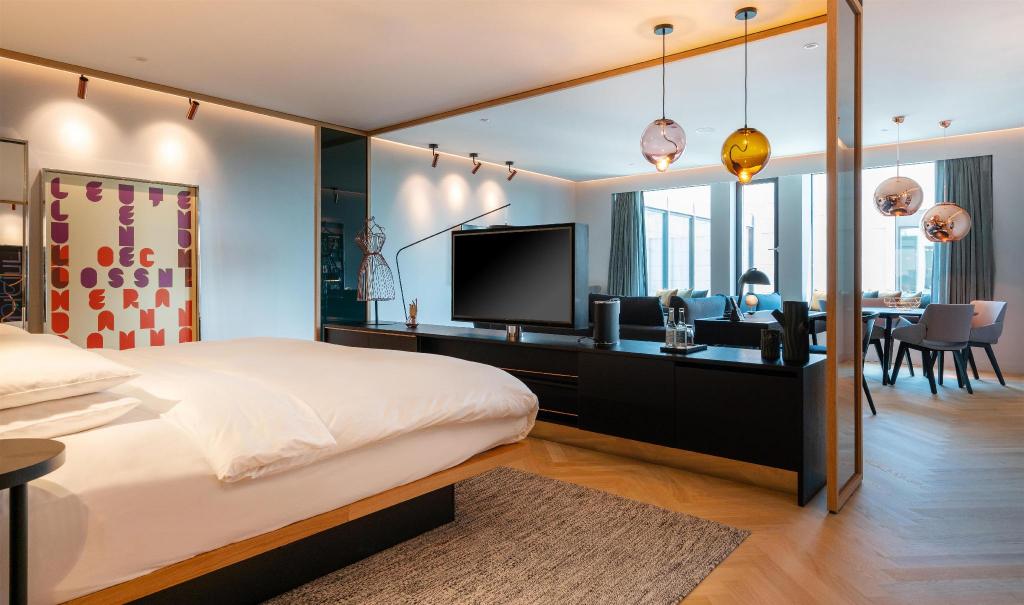 Andaz, Art, Suite