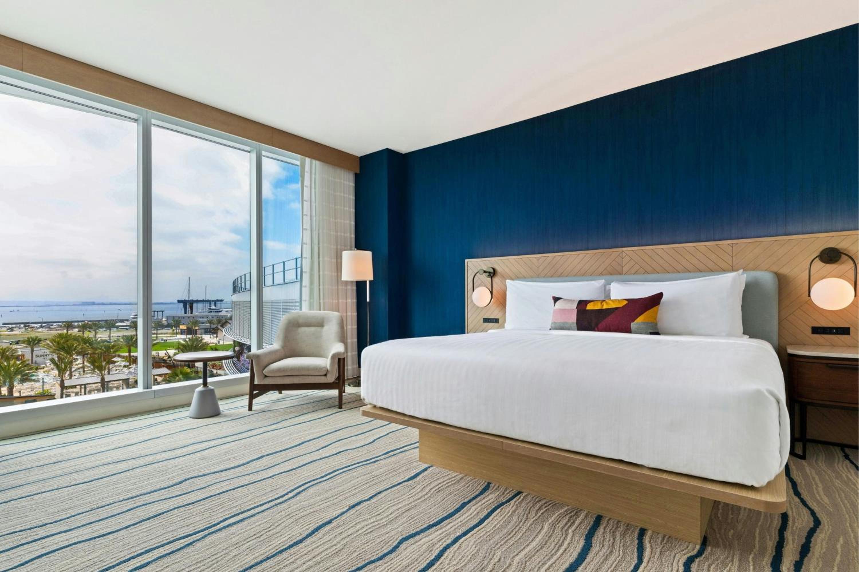 Executive, Suite, King Bed, Queen Bed, Bay View, Sofa, Balcony