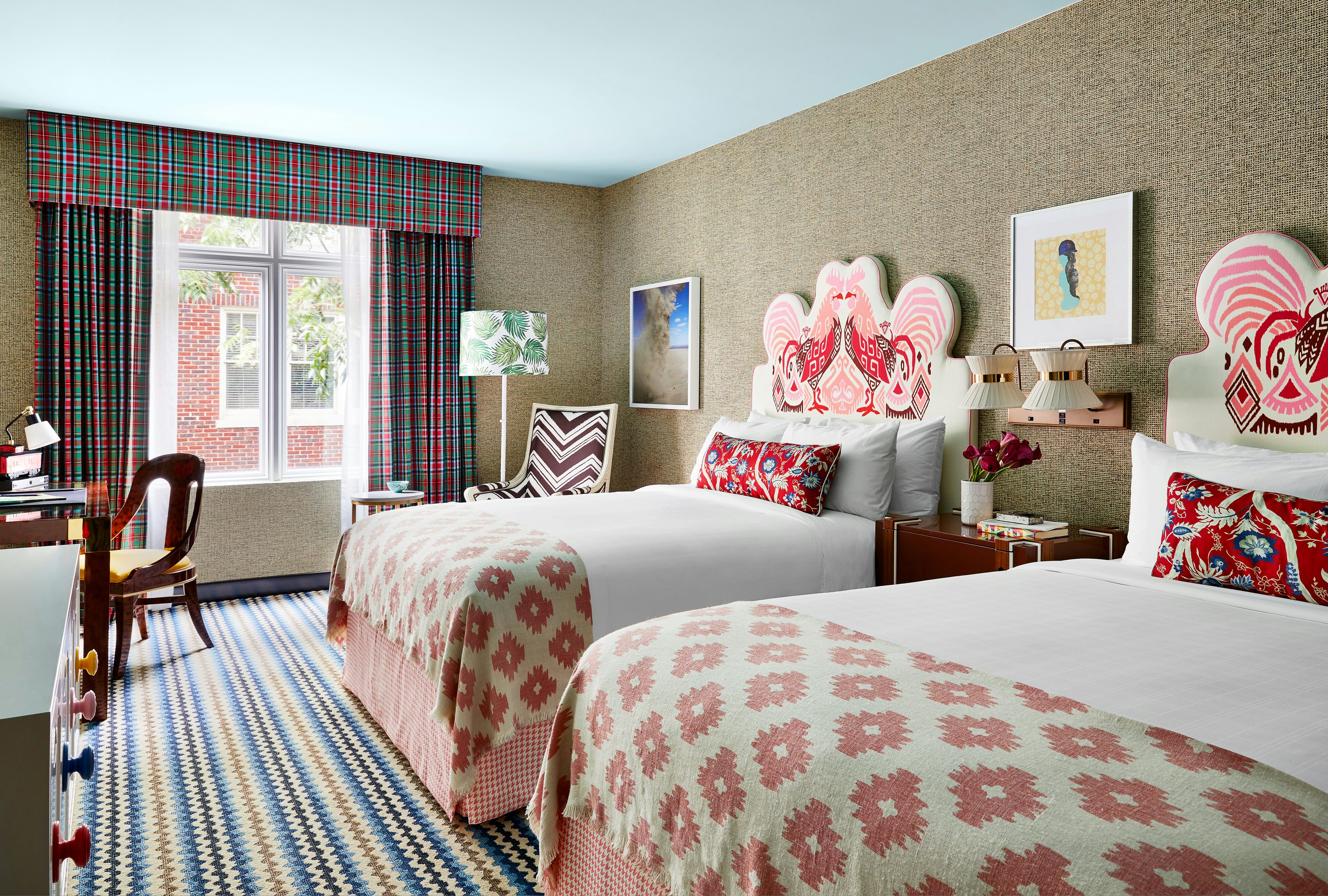GRADUATE, 2 QUEEN BEDS