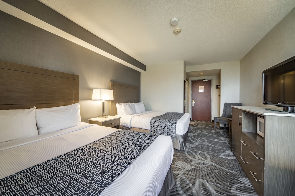 Monte Carlo Inn Airport Suites 29/68