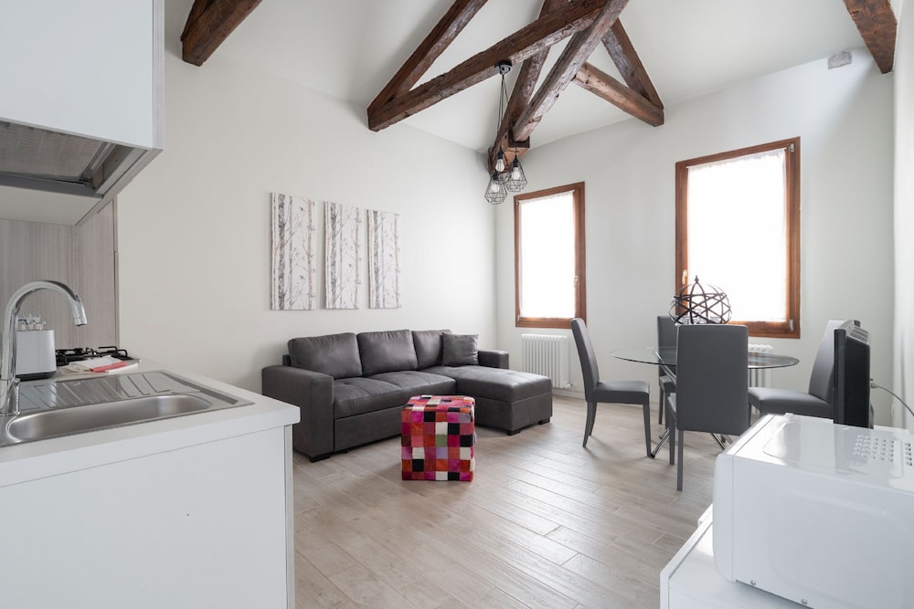 Apartments in San Marco with Canal View 21/37