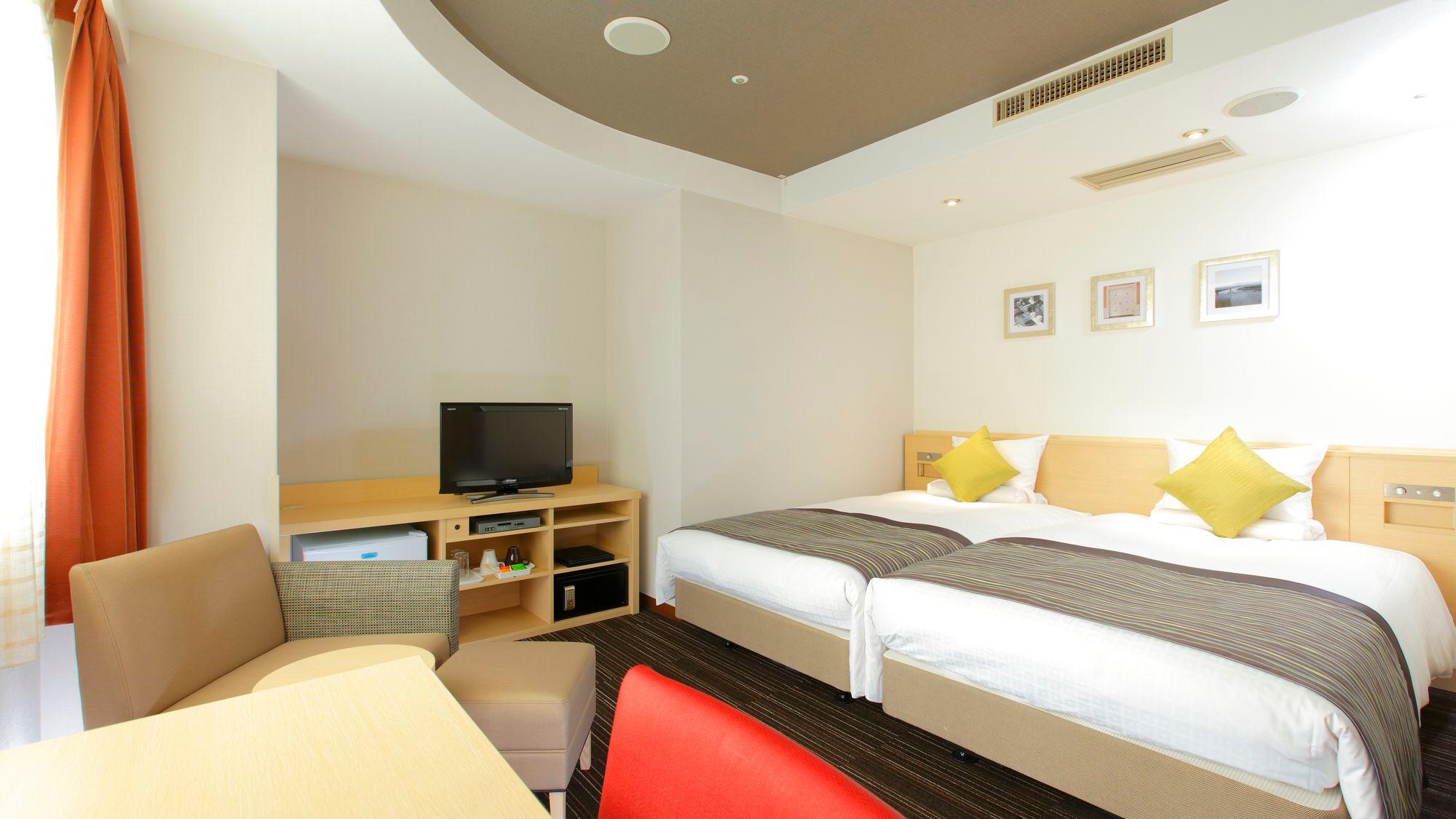 Hollywood, Standard, Twin Beds