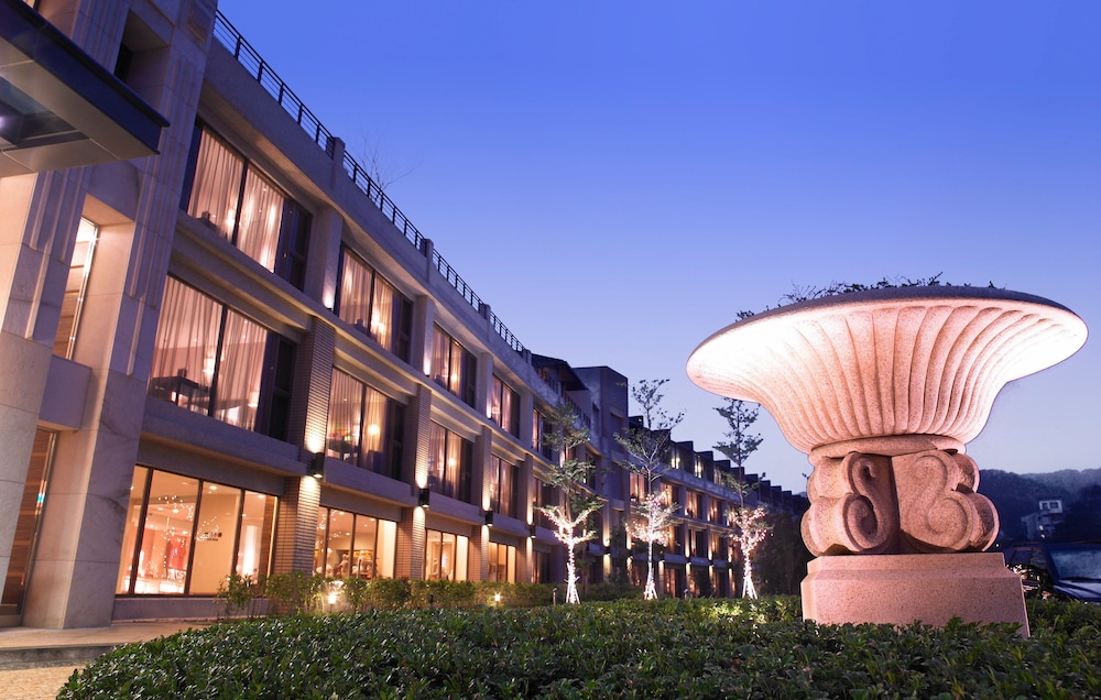 Lakeshore Hotel 5/50