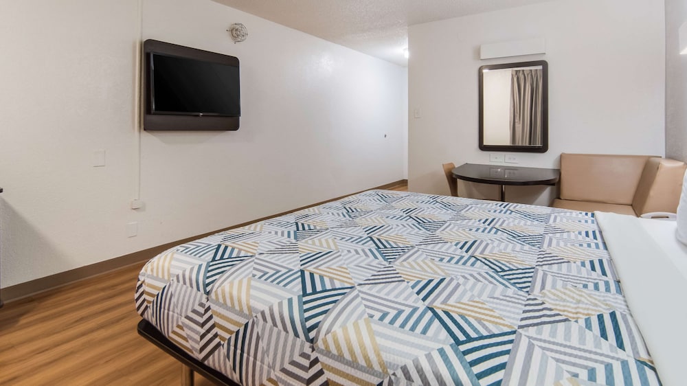 Motel6 Addison, TX - Dallas 30/56