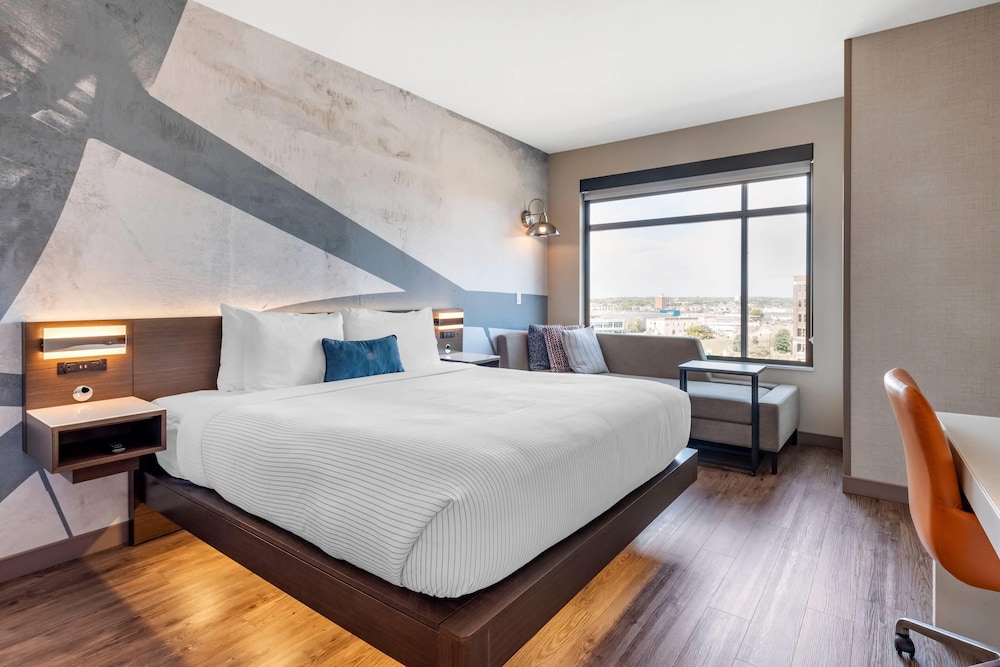 ROOM, KING BED