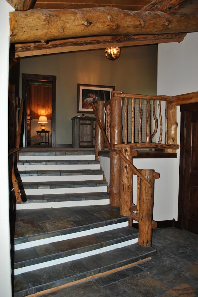 Fin and Feather Inn 7/34