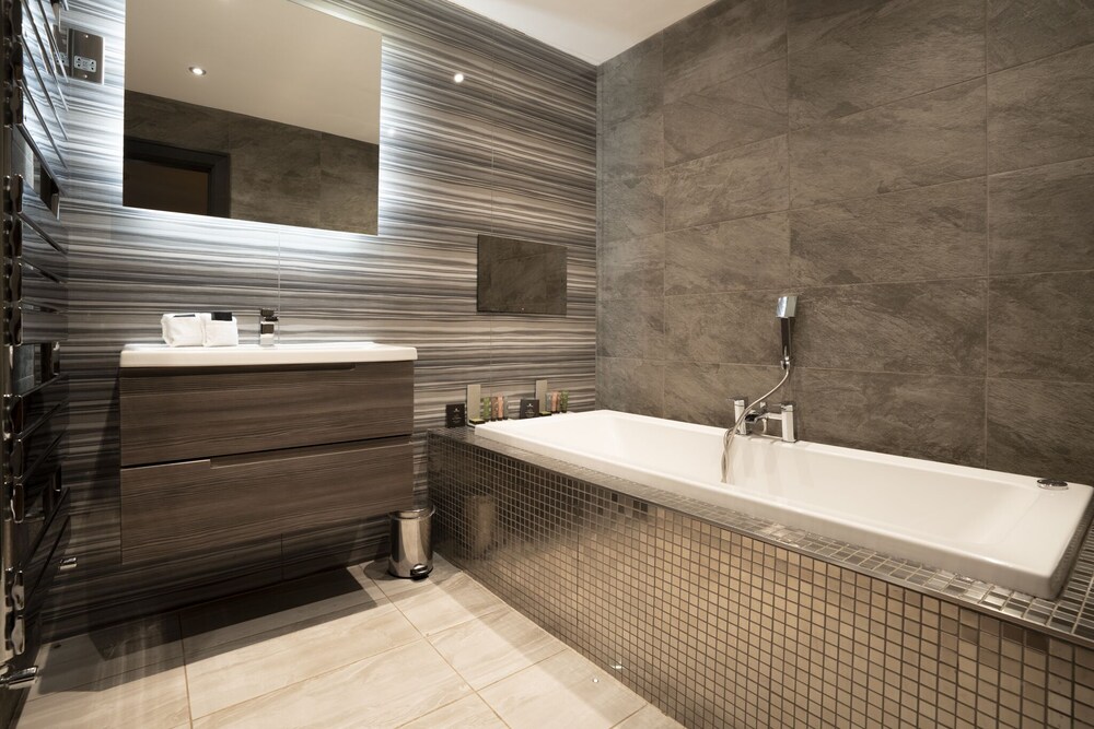 Derwent Manor Boutique Hotel 40/43
