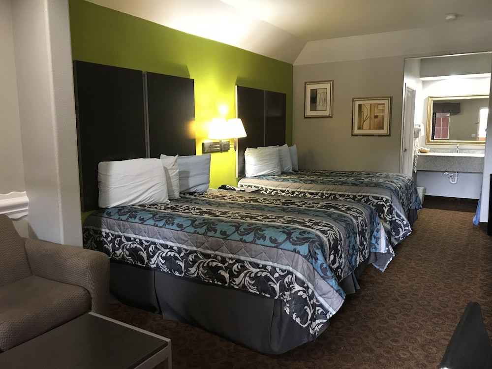 Camelot Inn Suites Veterans Memorial/Nw Houston 15/37