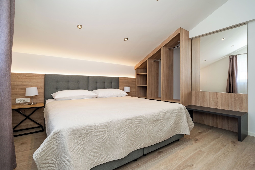 Bacan Serviced Apartments 18/64