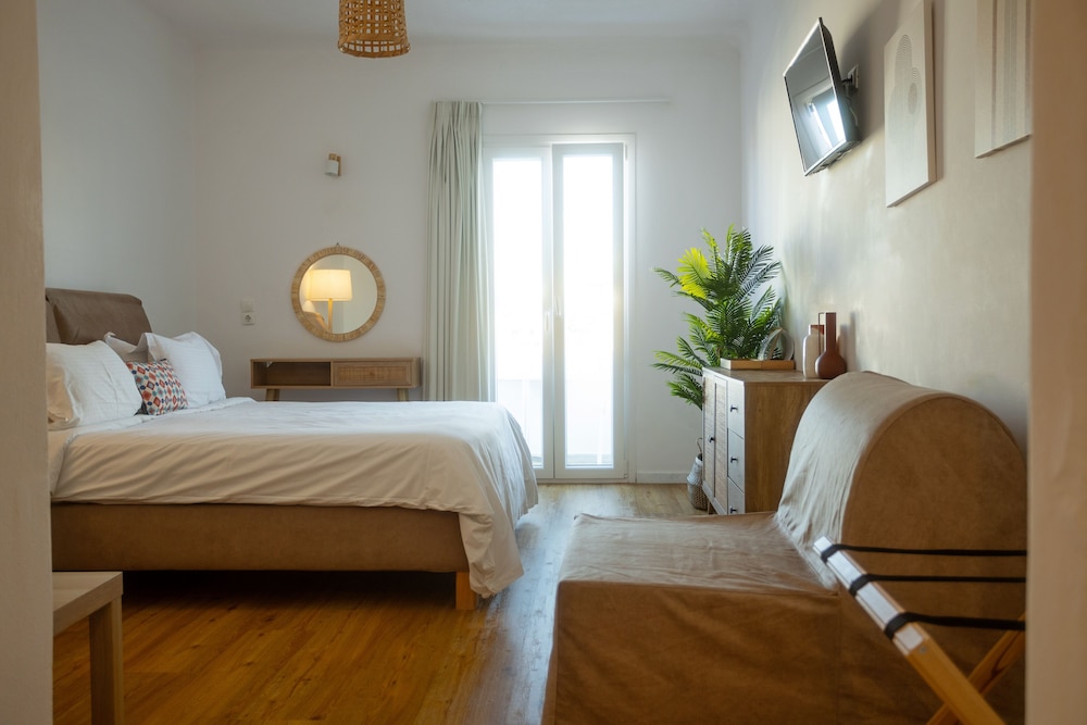 Room, Queen Bed, Village View, Sofa، Adonis Hotel Studios & Apartments 3/7