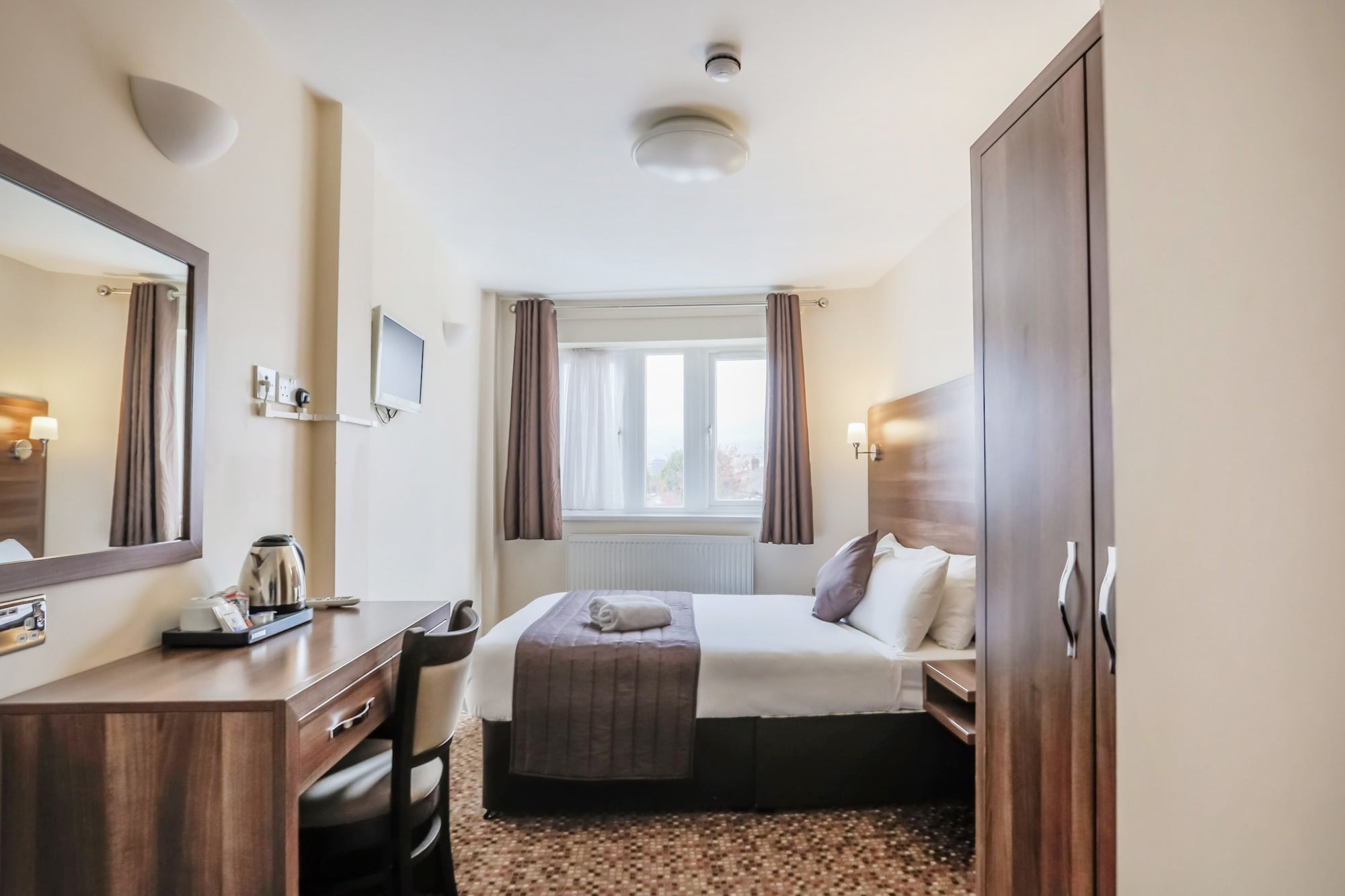 غرفة بسرير مزدوج، Prince Regent Hotel Excel London 2/3