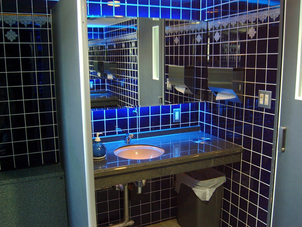 Tokyo Business Hotel 50/50
