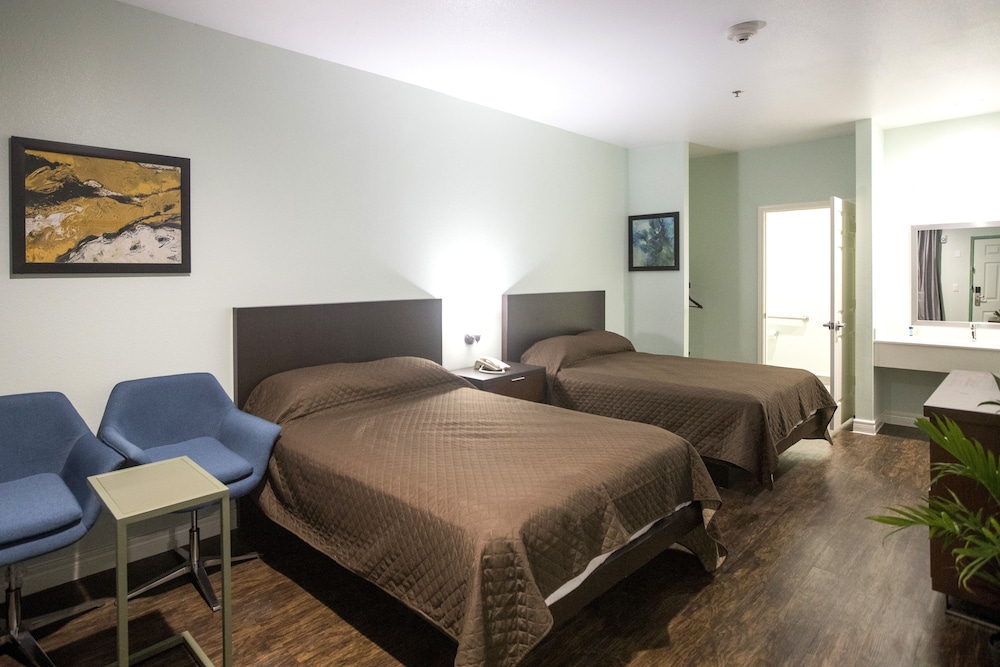 FAMILY, SINGLE, 2 DOUBLE BEDS, SMOKING
