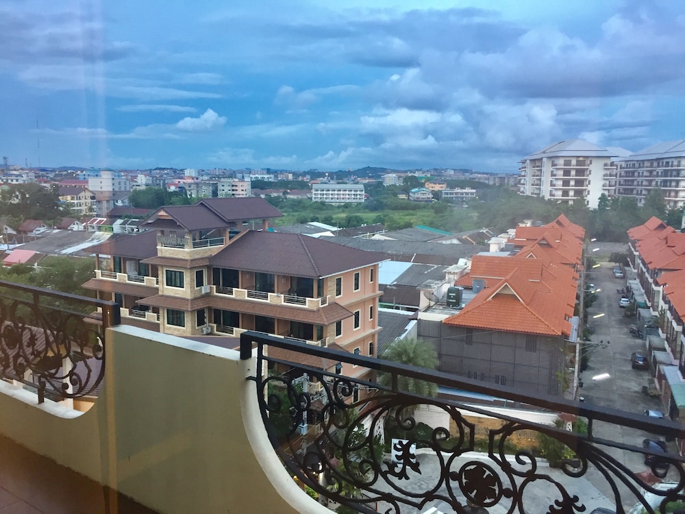 Four Seasons Place Pattaya 10/80