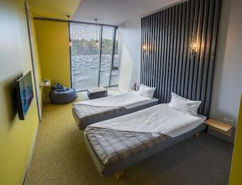 Standard, Single, 2 Double Beds