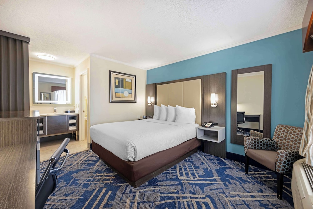 Standard, Queen Bed