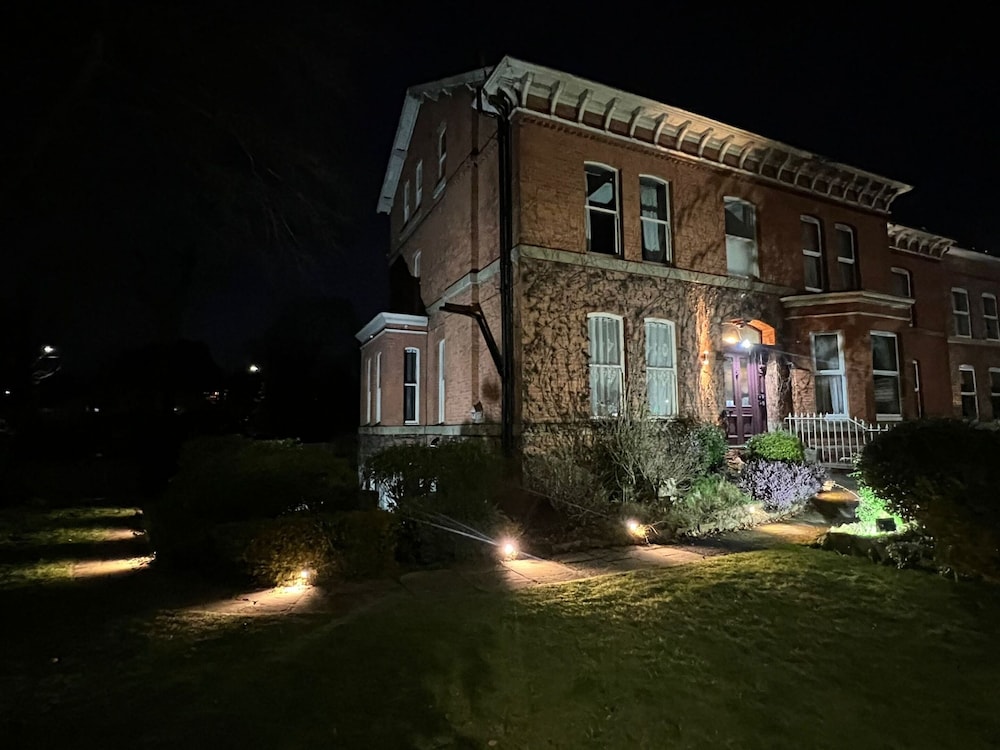 OYO Cornerstone Manor Hotel 3/75