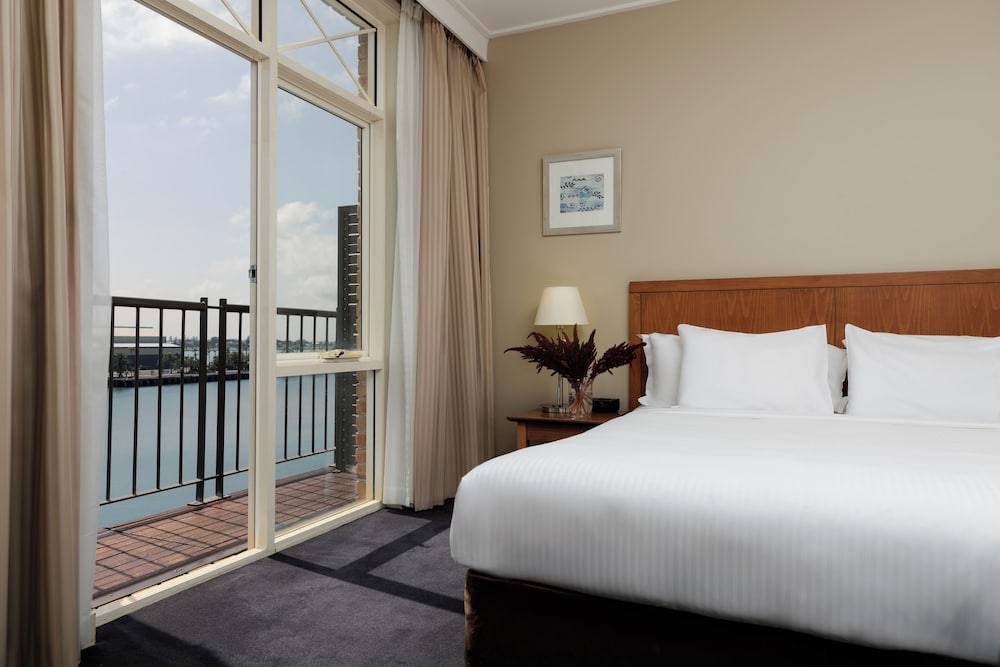 SUITE, KING BED, HARBOUR SIDE, BALCONY