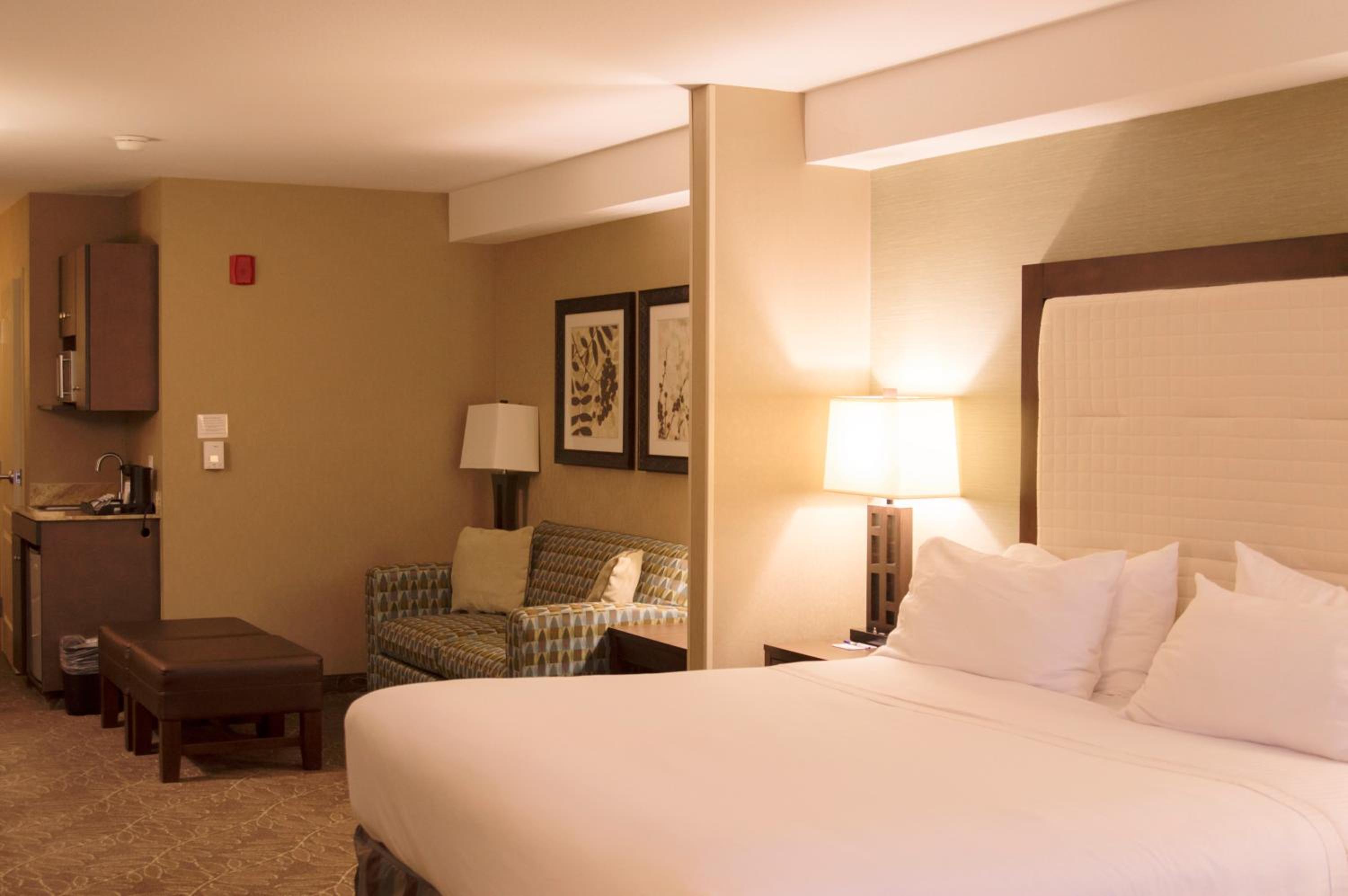 Suite, King Bed, Sofa, Accessible