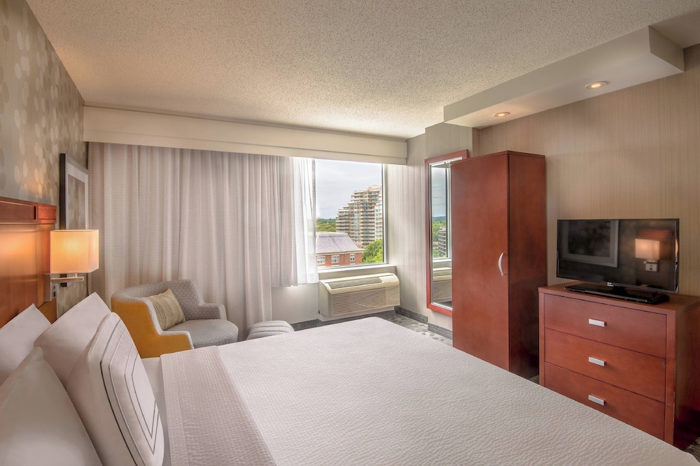 Room at Courtyard By Marriott Bethesda Chevy Chase, Chevy Chase - MD