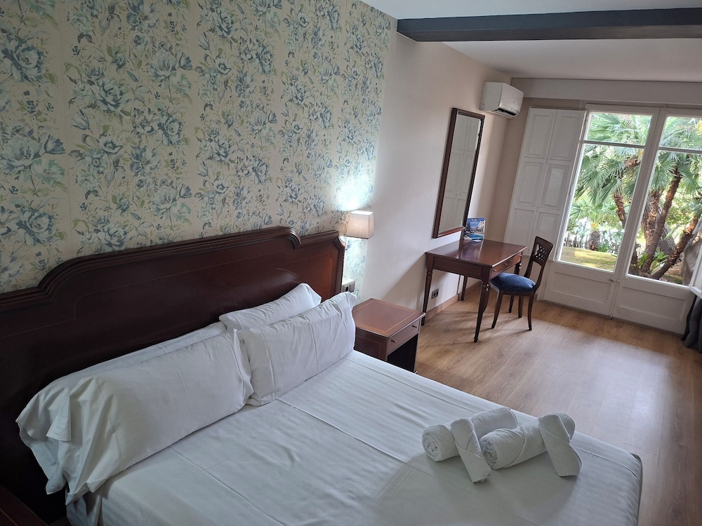 Room, Twin Beds, Private Garden