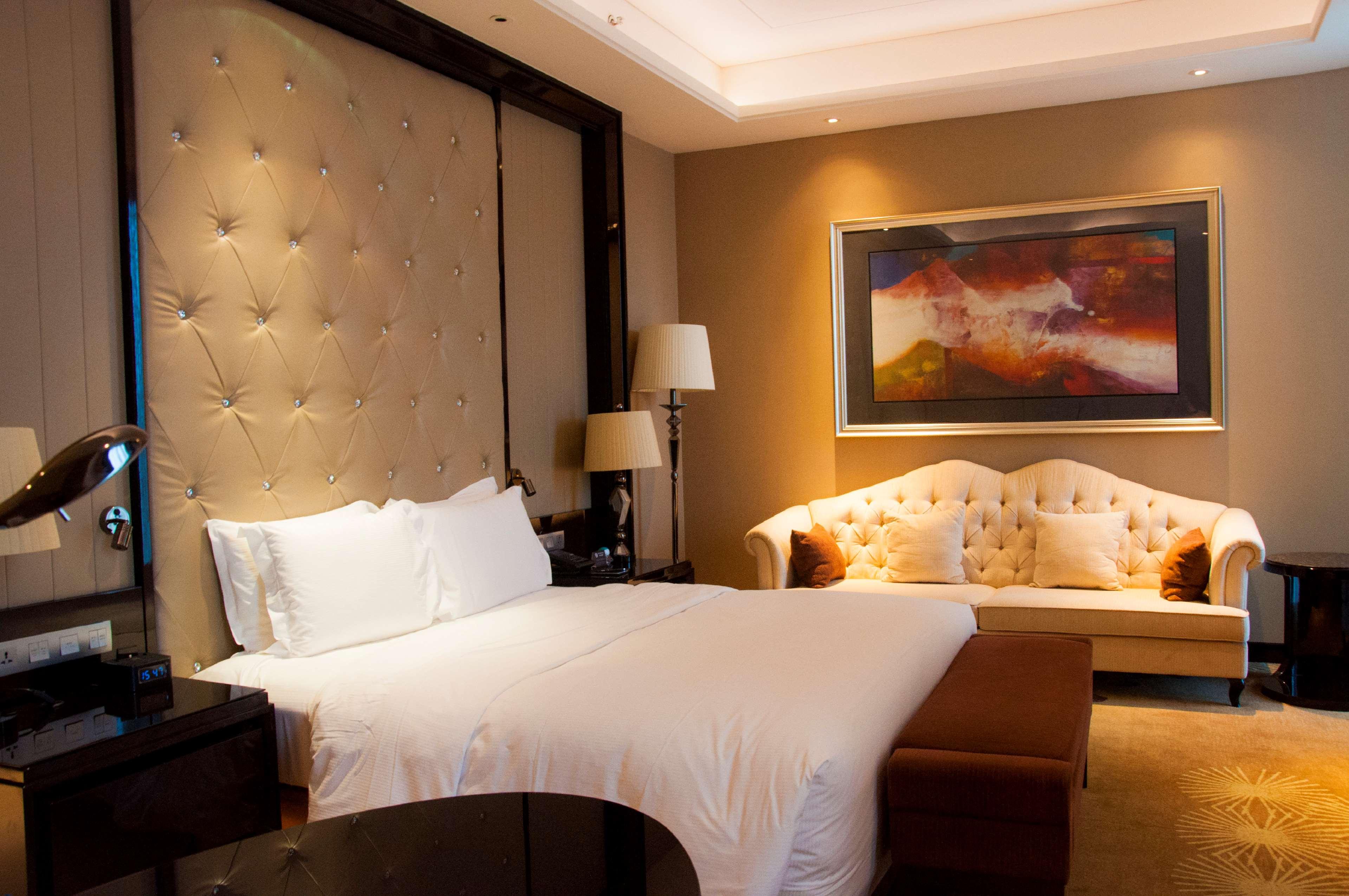 JUNIOR SUITE, KING BED, LOUNGE ACCESS