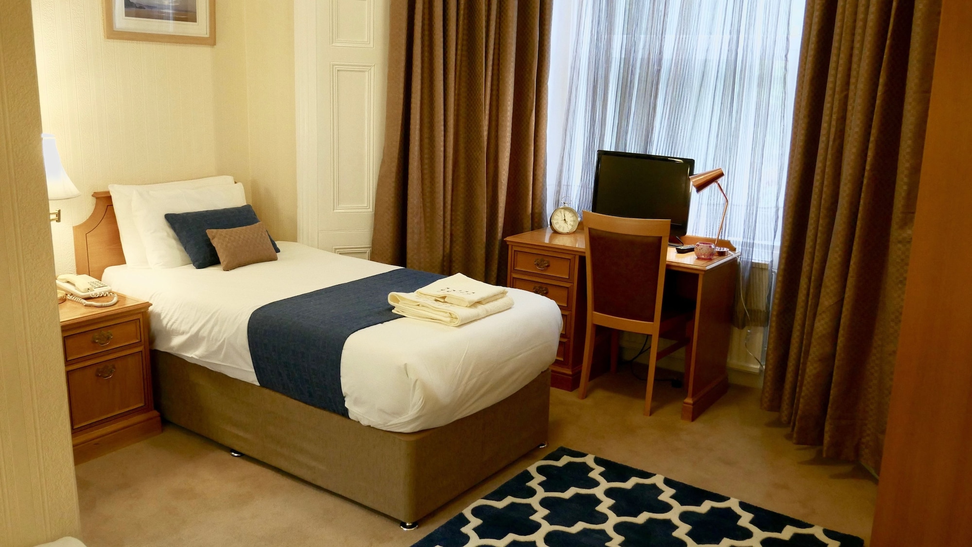 ROOM, TWIN BEDS