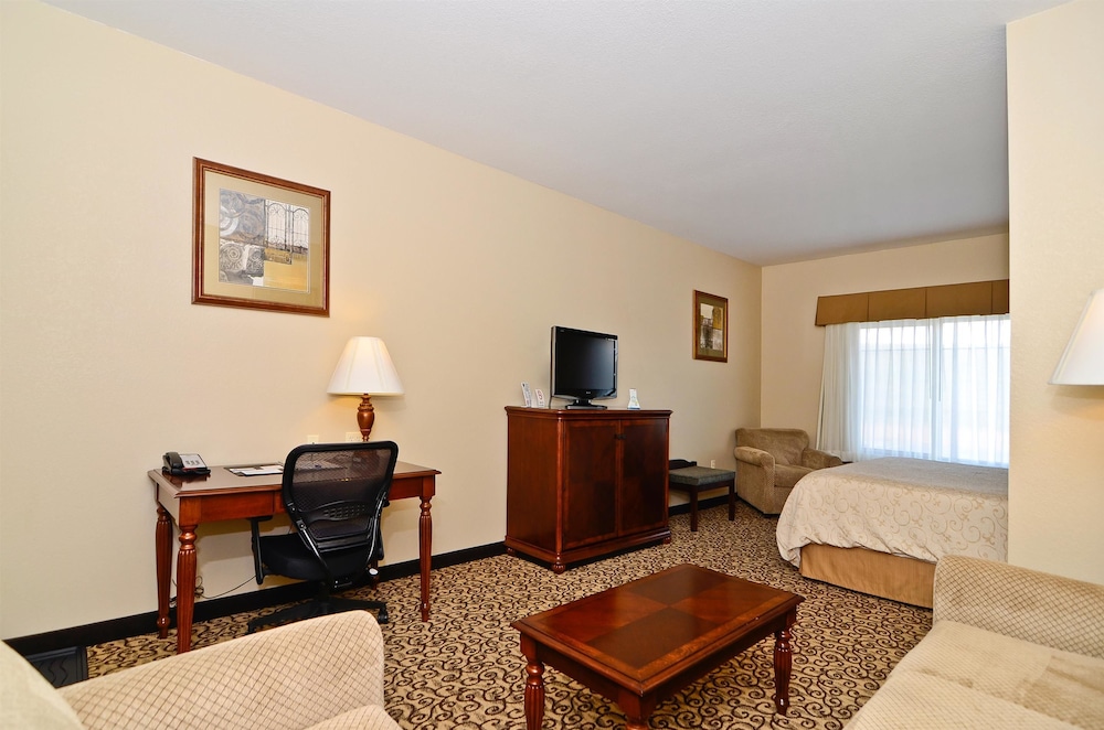 Best Western Plus Fossil Country Inn & Suites 24/32