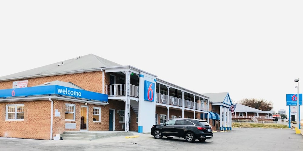 Motel6 Falls Church, VA - Arlington Boulevard image