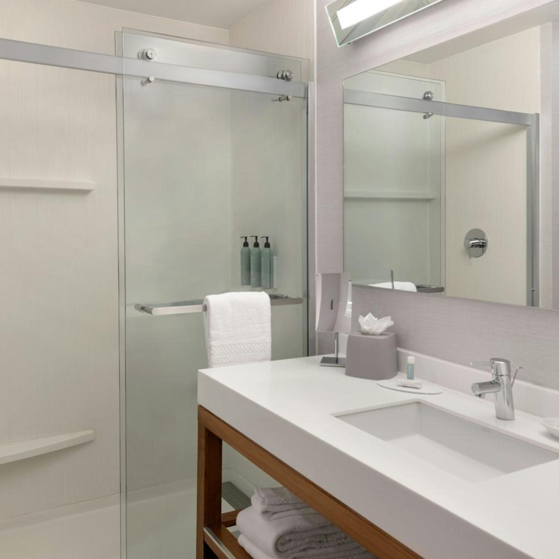 غرفة بسرير كينج بحوض استحمام لذوي الإعاقة، Courtyard By Marriott Palo Alto Los Altos 5/5