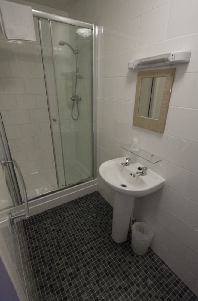 Brooklands Hotel Bed And Breakfast Bournemouth 31/32