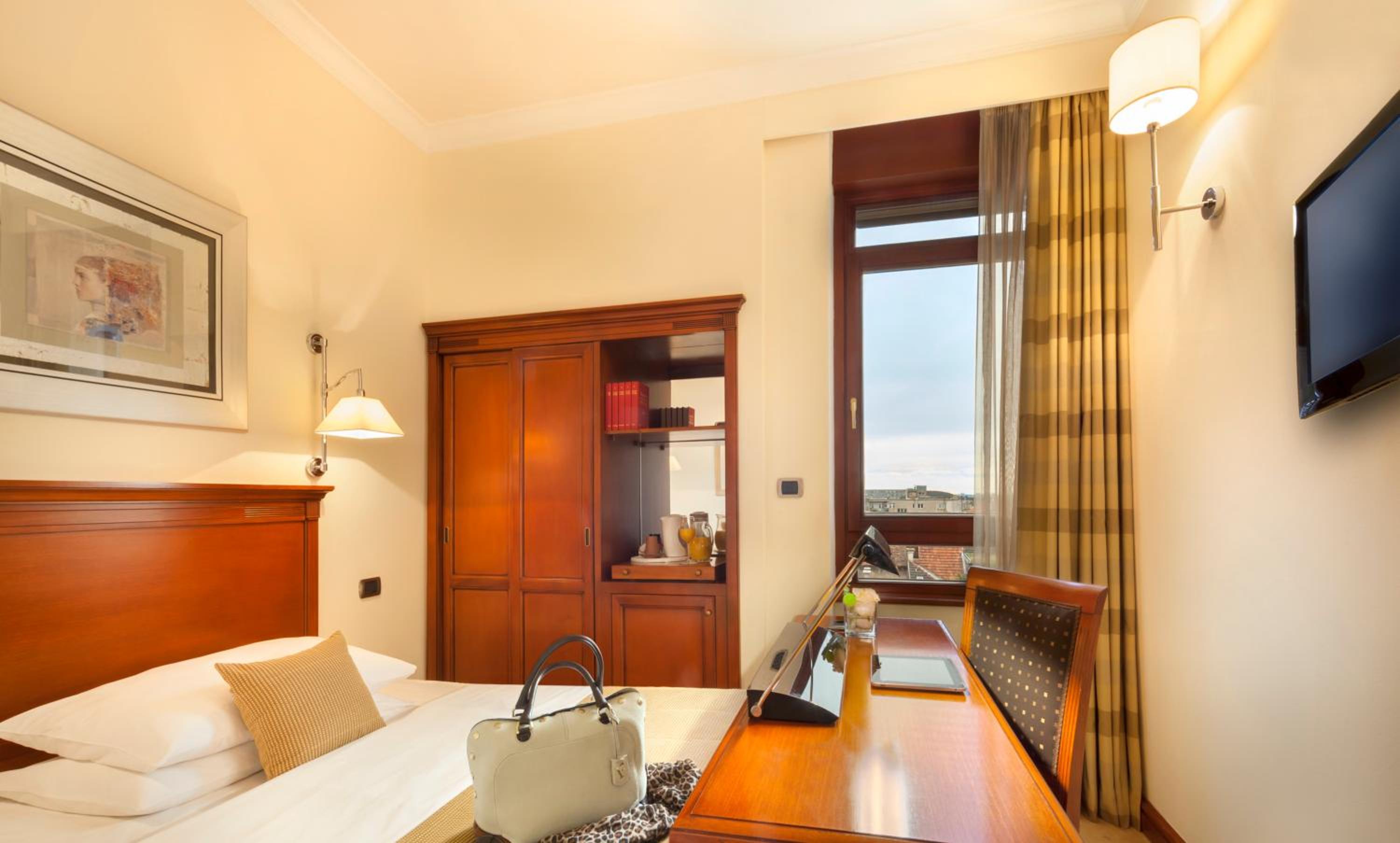 Room, Single, Queen Bed