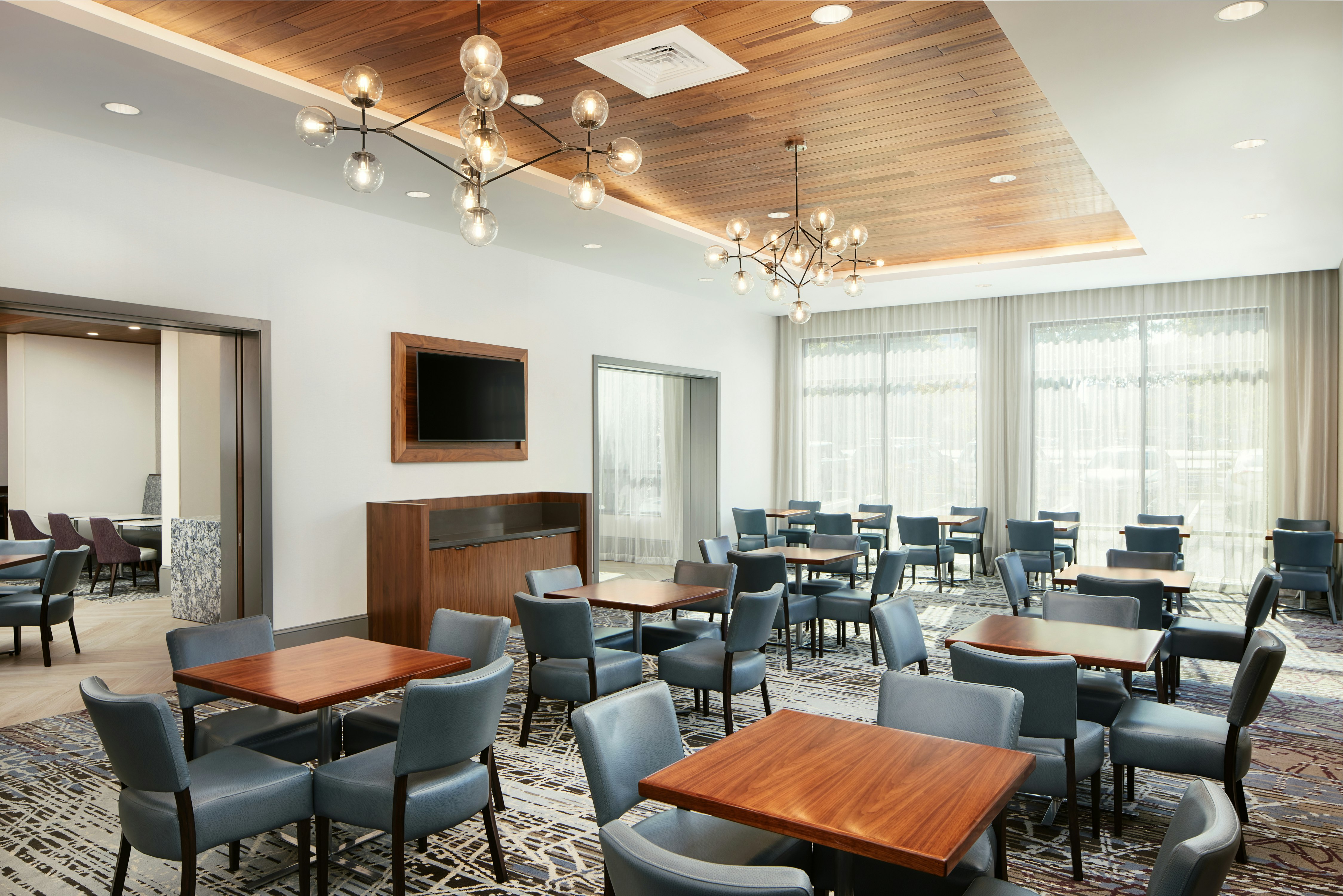 Embassy Suites by Hilton Atlanta Airport North 25/29