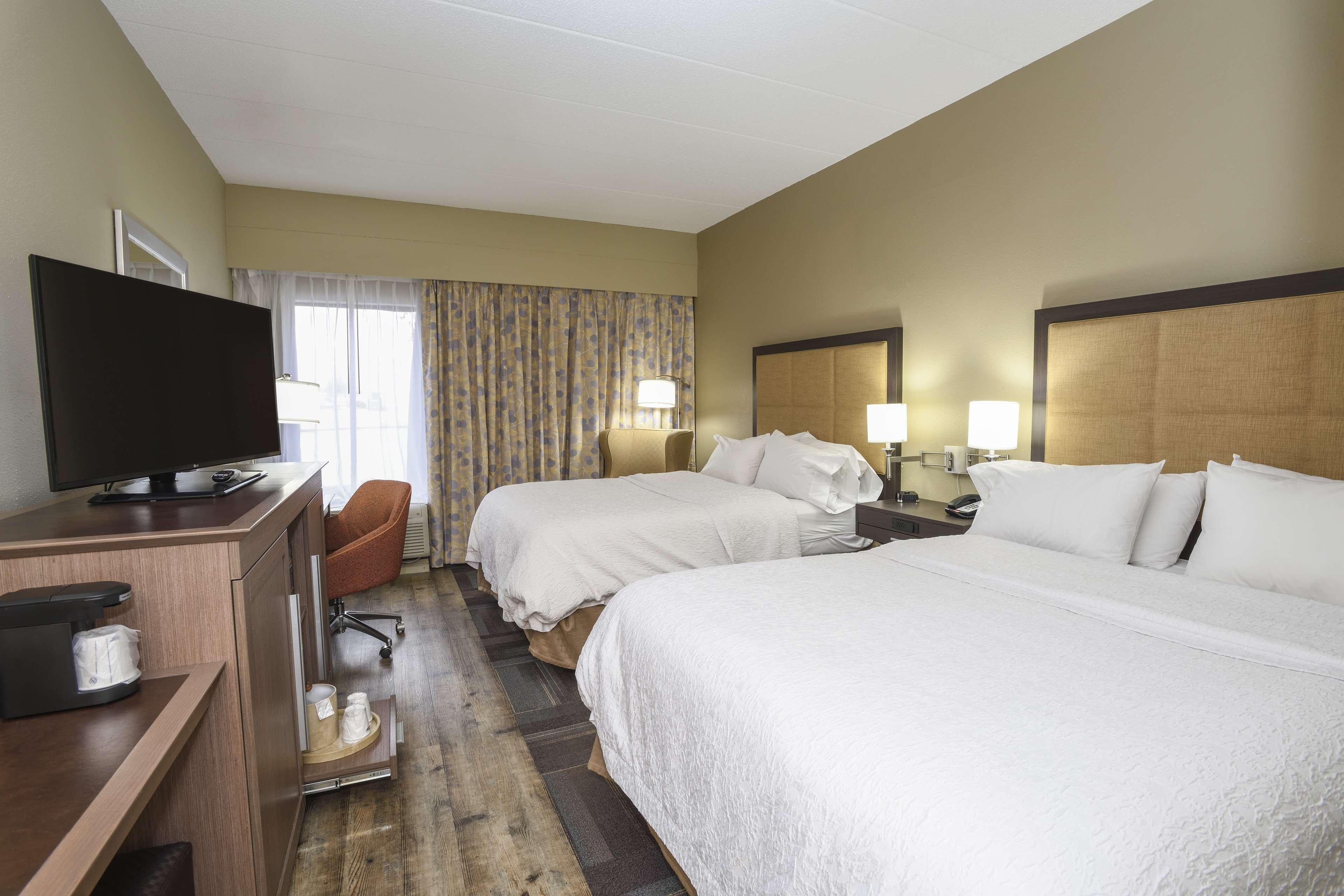 ROOM, 2 QUEEN BEDS, BATHTUB