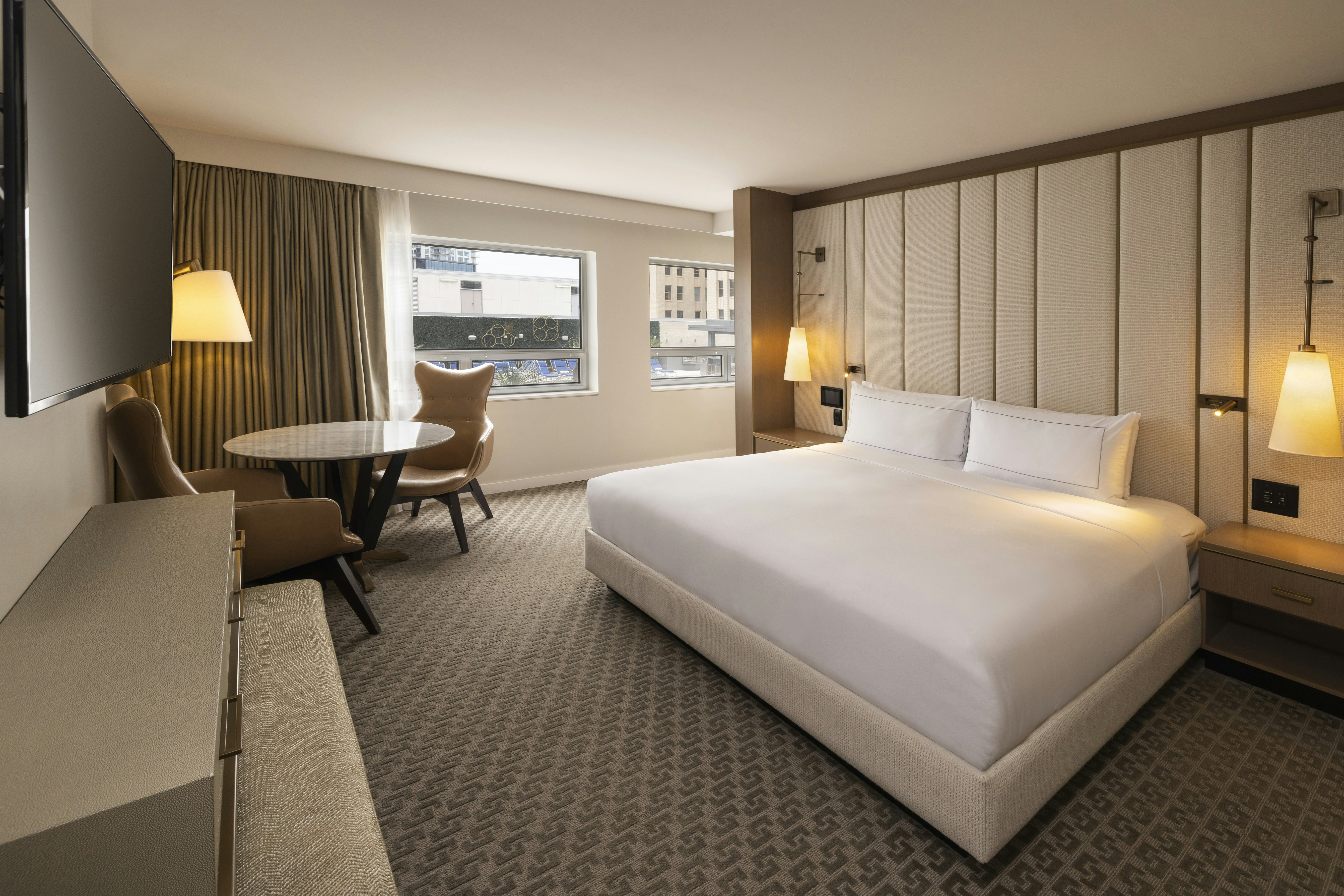 DELUXE, KING BED, ACCESSIBLE