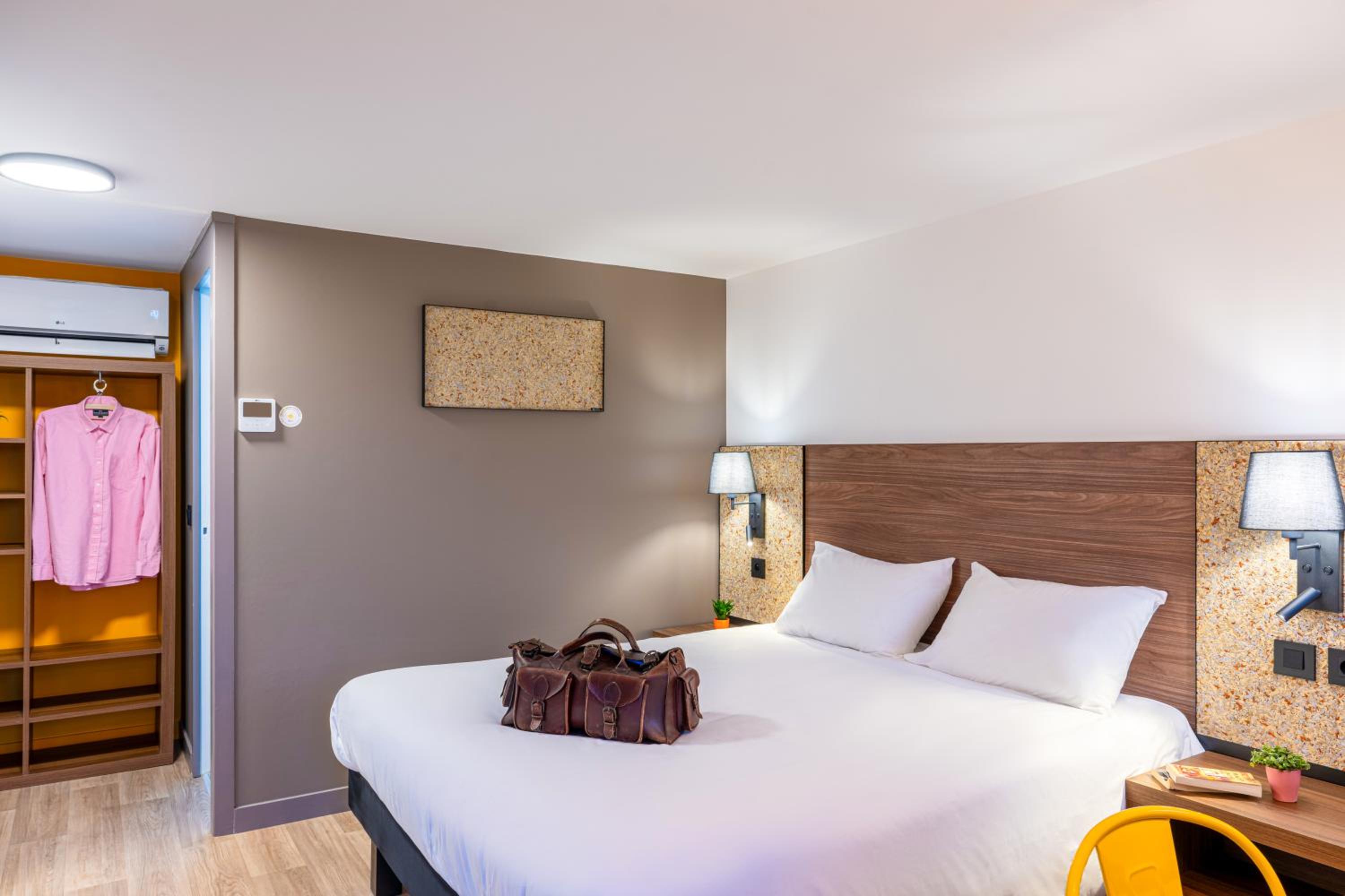 Pop, Double Bed