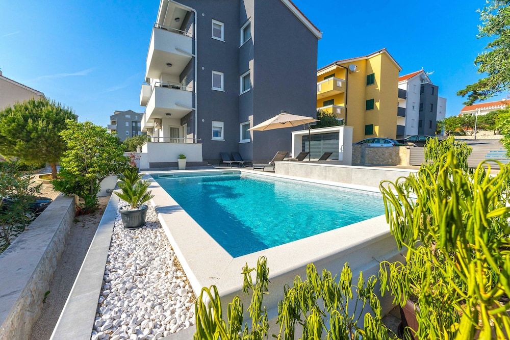 Summer Breeze Apartments 35/45