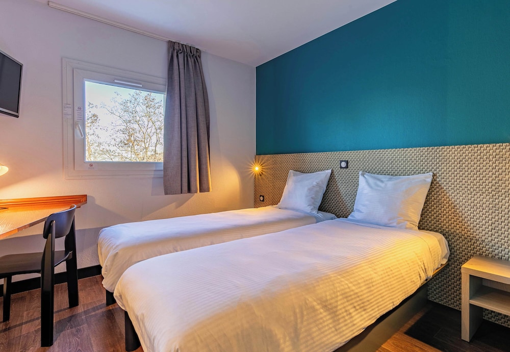 ROOM, TWIN BEDS