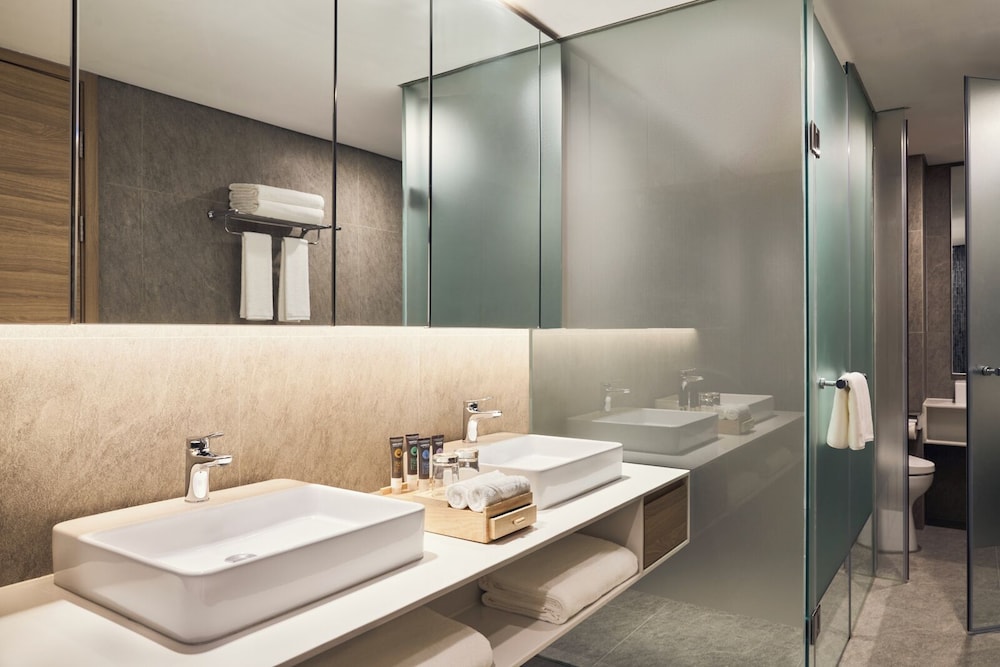 جناح تنفيذي بسرير كينج بإطلالة على المدينة مع دخول صالة النادي، Novotel Hanoi Thai Ha 9/9