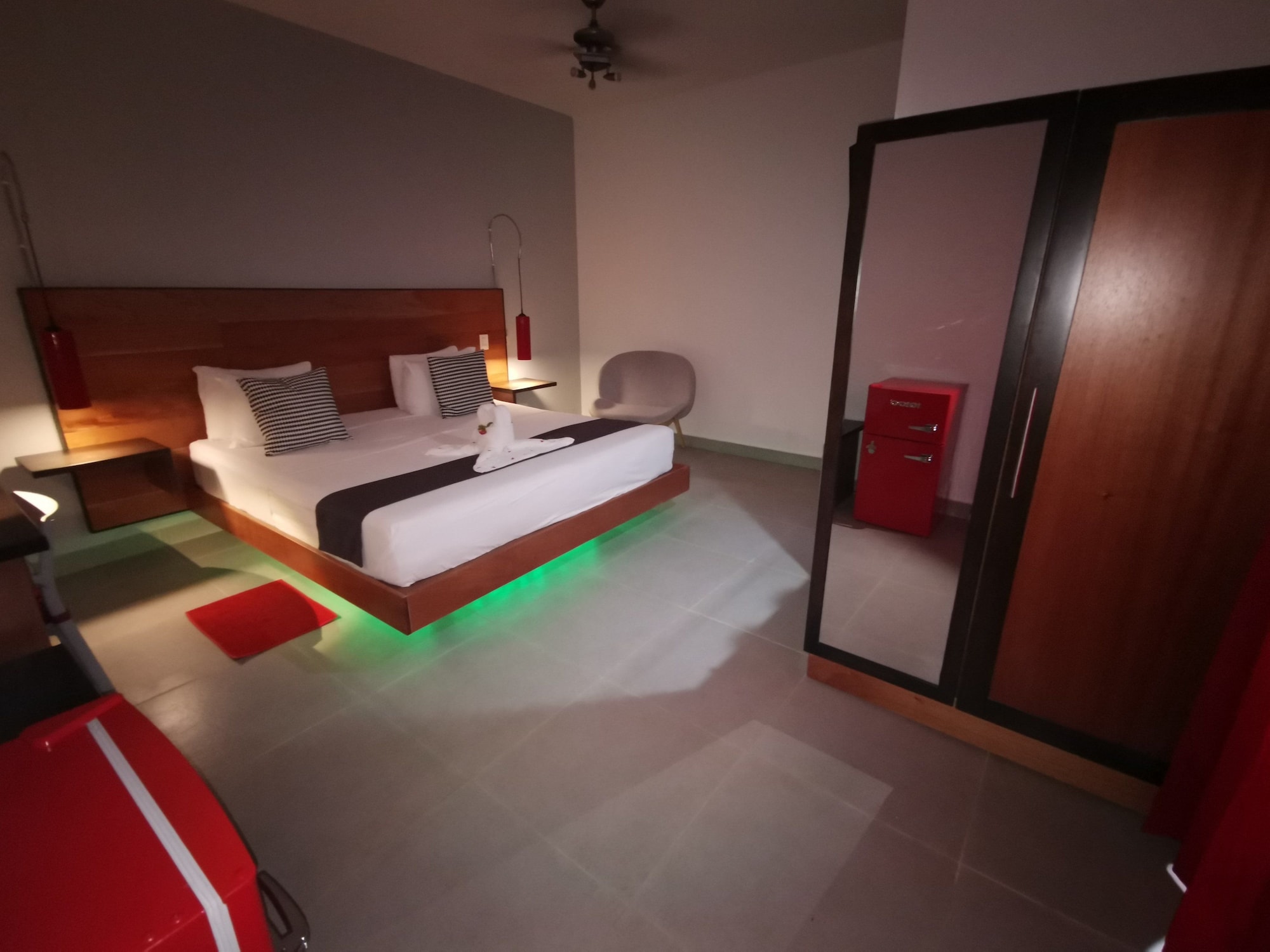 Luxury, King Bed, Pool Access, Courtyard Area