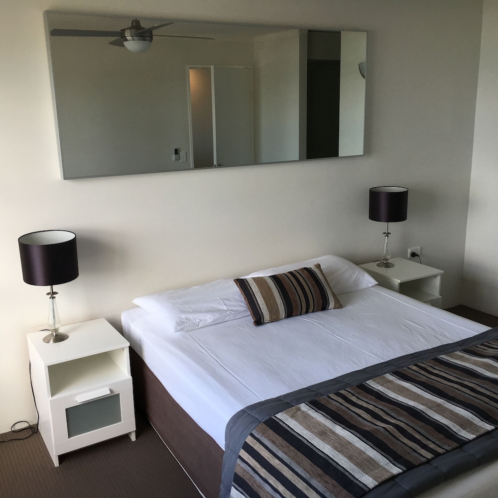 Pacific Plaza Apartments 18/75