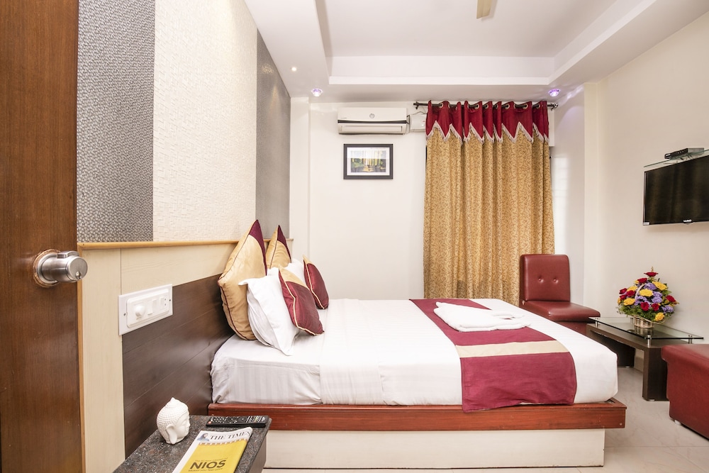 AISHWARYA RESIDENCY 33/70