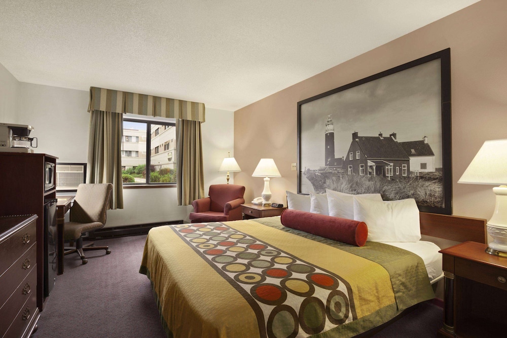Super 8 By Wyndham Milwaukee Airport 10/57