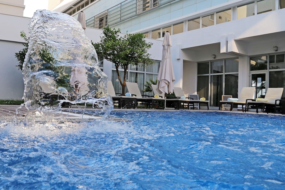 Lero Hotel 6/82