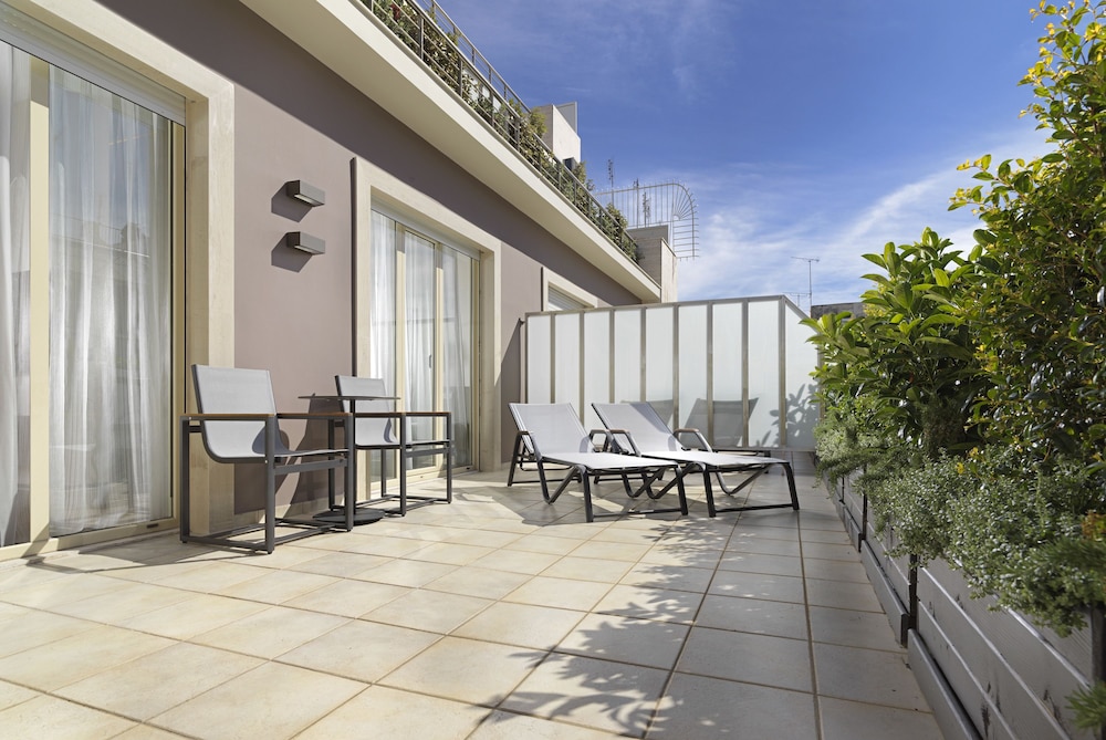 Holiday Suites 6/34