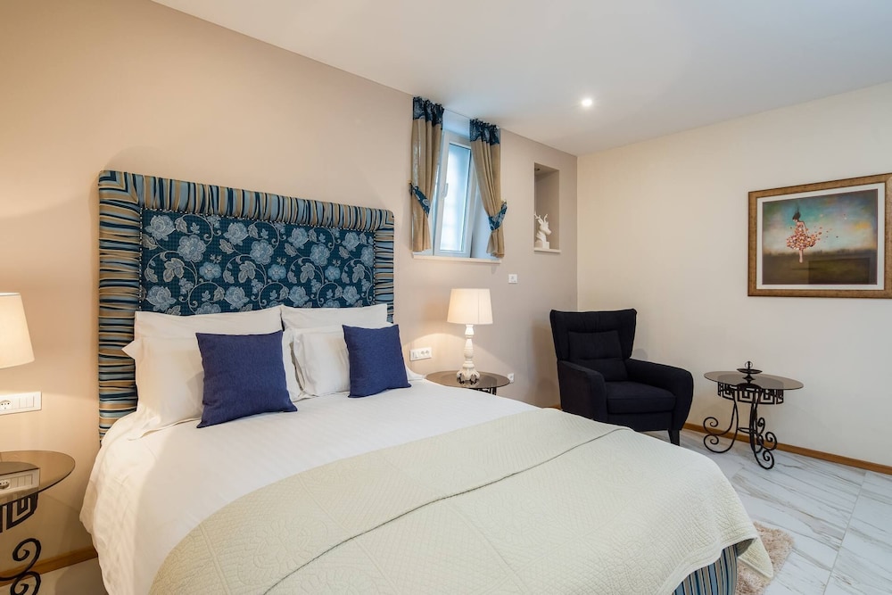 CLASSIC, QUEEN BED, COURTYARD VIEW, COURTYARD AREA