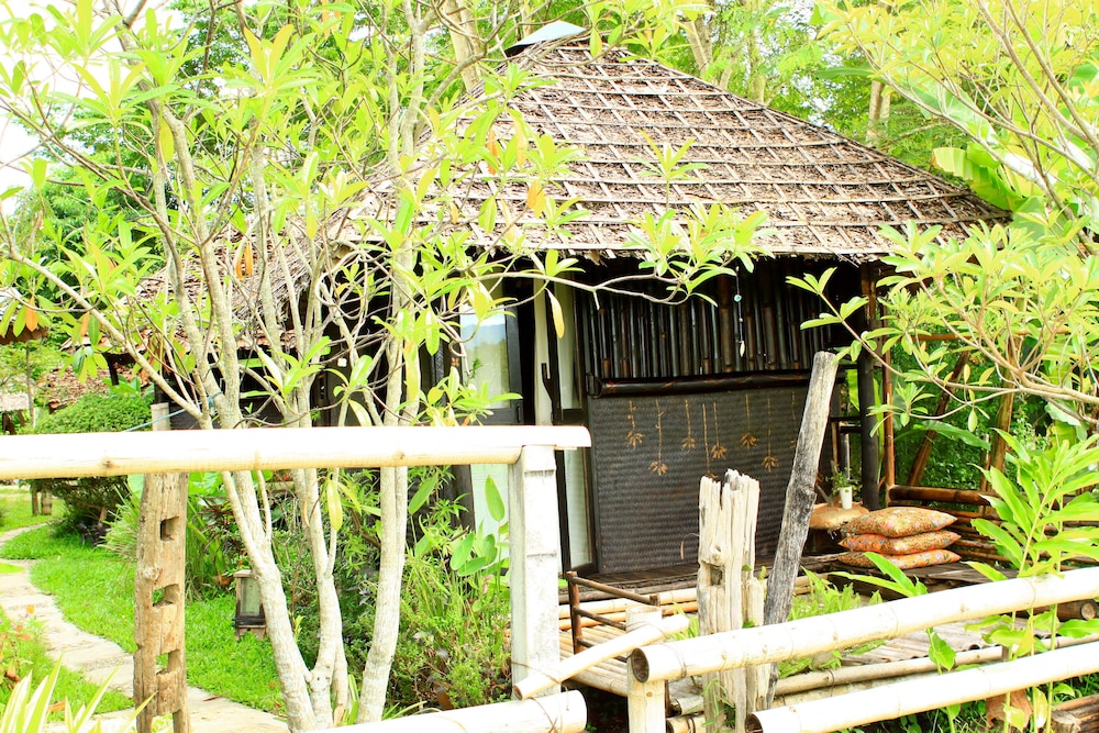 Khun Nai Tern Sai - Adults Only 22/24